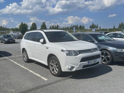 Mitsubishi Outlander Phev Instyle Navi 4WD 5P ** Tulossa! / P.kamera / Navi / Keyless / Nahkasisusta **